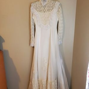 Beautiful Vintage Wedding Dress With Train